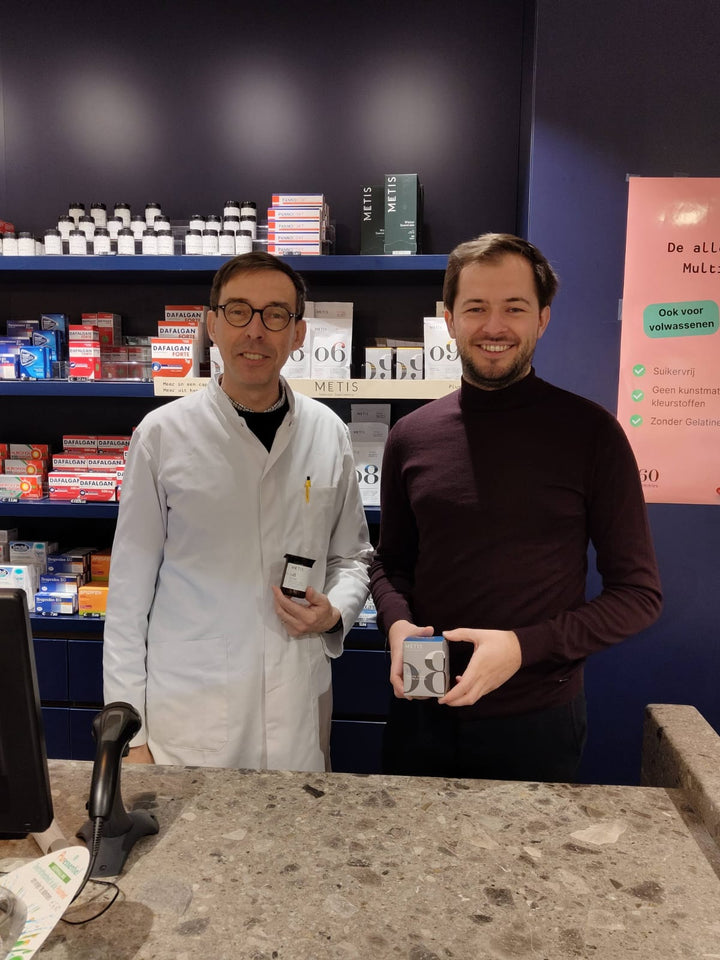 Apotheker Dirk en zijn zoon Maxim in zijn Apotheek Zuiderkruis